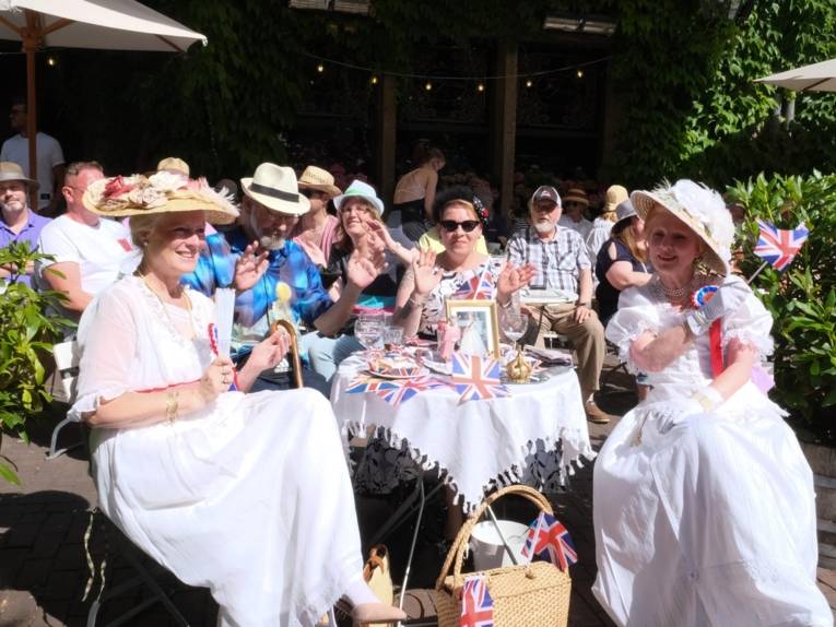 Menschen bei einem Festumzug.